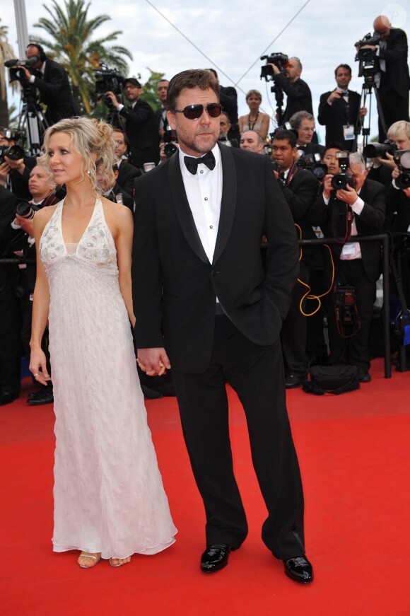Russell Crowe et sa femme Danielle Spencer lors de la première du film Robin Hood de Ridley Scott, à l'occasion du 63ème Festival de Cannes, le 12 mai 2010