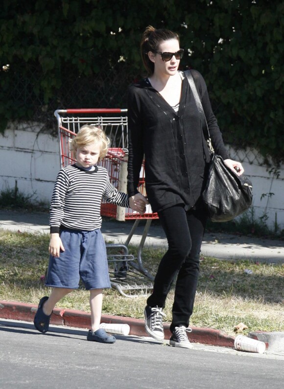 Liv Tyler et son fils Milo à Los Angeles. Le 12 mai 2010