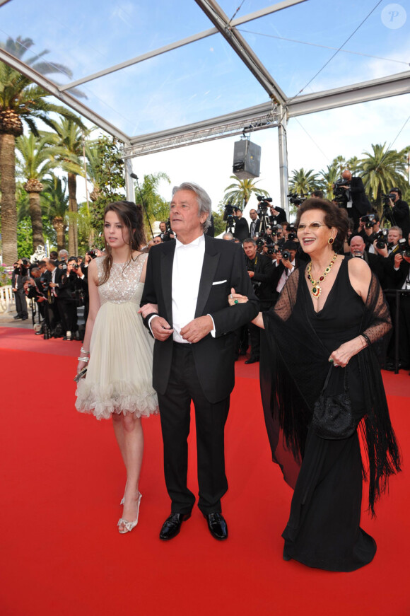 Alain Delon, sa fille Anouchka habillée par Elie Saab et Claudia Cardinale sur le tapis rouge de Cannes le 14 mai 2010
