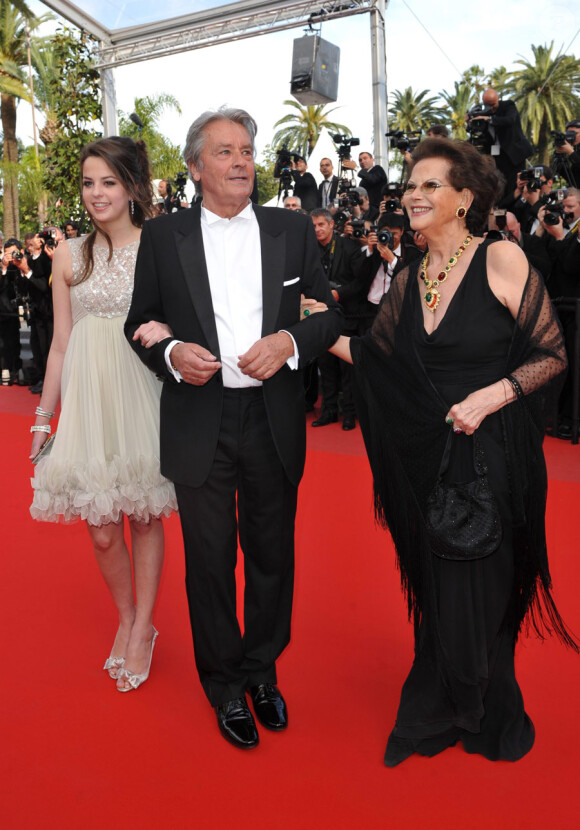 Alain Delon, sa fille Anouchka habillée par Elie Saab et Claudia Cardinale sur le tapis rouge de Cannes le 14 mai 2010