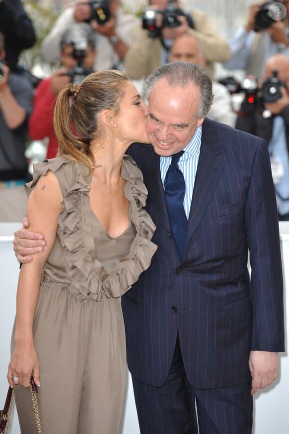 Elsa Pataky embrasse Frédéric Mitterrand lors du photocall Hommage au Cinéma Espagnol, au Festival de Cannes le 15 mai 2010