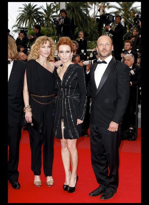 L'équipe du film Les meilleurs amis du monde sur le tapis rouge du Festival de Cannes, avant la projection de You Will Meet A Tall Dark Stranger, le 15 mai 2010