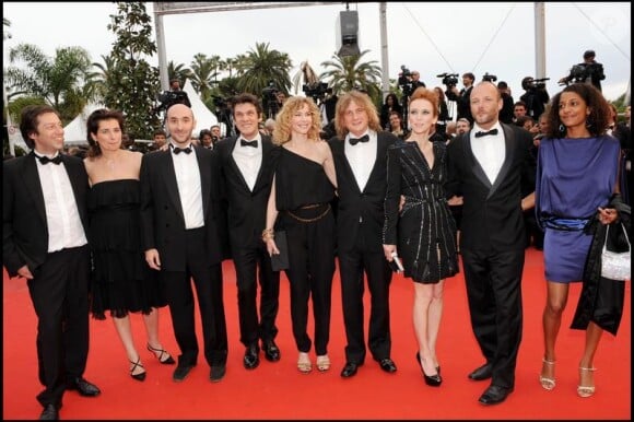 L'équipe du film Les meilleurs amis du monde sur le tapis rouge du Festival de Cannes, avant la projection de You Will Meet A Tall Dark Stranger, le 15 mai 2010