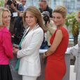 Valerie Plame Wilson, la reine Noor de Jordanie, la réalisatrice Lucy Walker et Meg Ryan lors du photocall Countdown to Zero, au Festival de Cannes, le 16 mai 2010