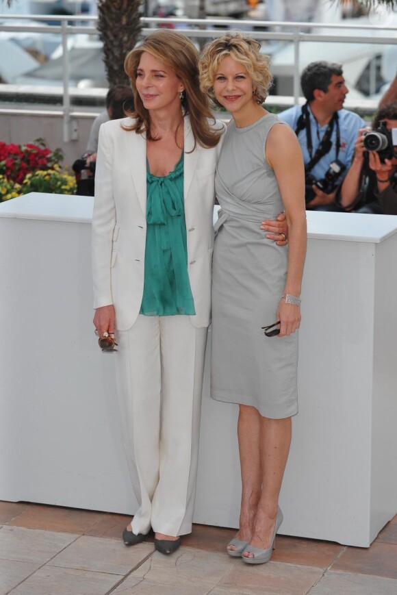 Meg Ryan et la reine Noor de Jordanie lors du photocall Countdown to Zero, au Festival de Cannes, le 16 mai 2010