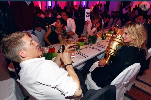 Bastian Schweinsteiger et sa girlfriend Sarah Brndner lors de la soirée pour la Coupe d'Allemagne remportée par le Bayern de Munich à Berlin en Allemagne le 16 mai 2010
