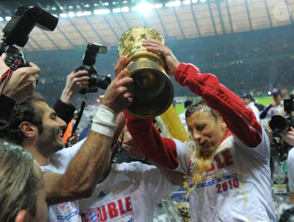 Le Bayern de Munich célèbre sa victoire lors de la Coupe d'Allemagne contre Bremen dans le Stade Olympique de Berlin le 15 mai 2010