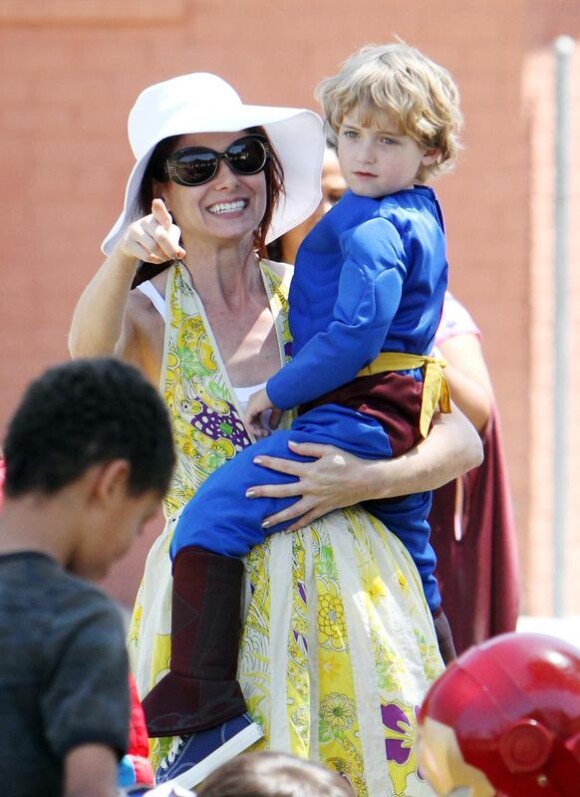 Debra Messing et son fils Roman Zeldman, déguisé en Superman, se rendent à un anniversaire à Sherman Oaks en mai 2010