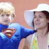 Debra Messing et son fils Roman Zeldman, déguisé en Superman, se rendent à un anniversaire à Sherman Oaks en mai 2010
