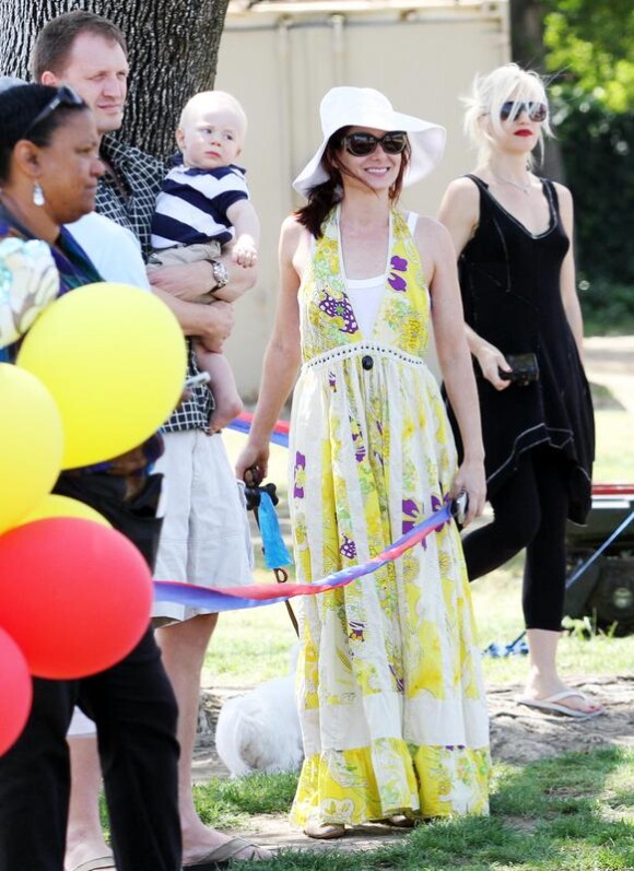 Debra Messing et son fils Roman Zeldman, déguisé en Superman, se rendent à un anniversaire à Sherman Oaks en mai 2010. Ici avec Gwen Stefani