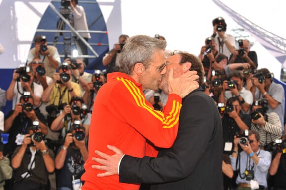Lambert Wilson et Xavier Beauvois lors du photocall du film Des hommes et des dieux le 18 mai 2010 dans le cadre du festival de Cannes