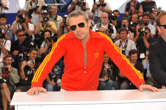 Lambert Wilson en pleine forme lors du photocall du film Des hommes et des dieux le 18 mai 2010 dans le cadre du festival de Cannes