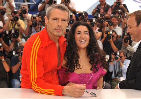 Lambert Wilson et Sabrina Ouazani lors du photocall du film Des hommes et des dieux le 18 mai 2010 dans le cadre du festival de Cannes
