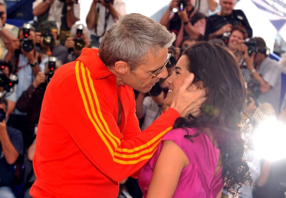 Lambert Wilson et Sabrina Ouazani lors du photocall du film Des hommes et des dieux le 18 mai 2010 dans le cadre du festival de Cannes