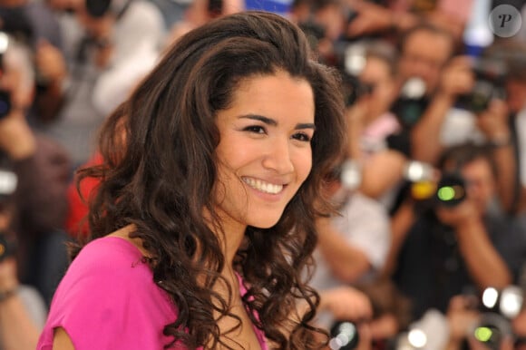 Sabrina Ouazani lors du photocall du film Des hommes et des dieux le 18 mai 2010 dans le cadre du festival de Cannes