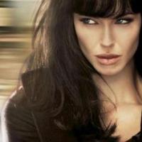 Découvrez Angelina Jolie en femme menacée de mort mais... dangereusement sexy !