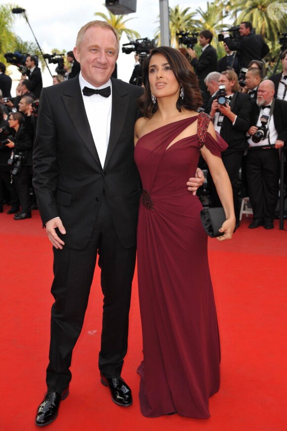 Salma Hayek et son époux François-Henri Pinault, dans une robe Gucci Première, lors de la présentation de Robin des Bois, le 12 mai 2010, au festival de Cannes.