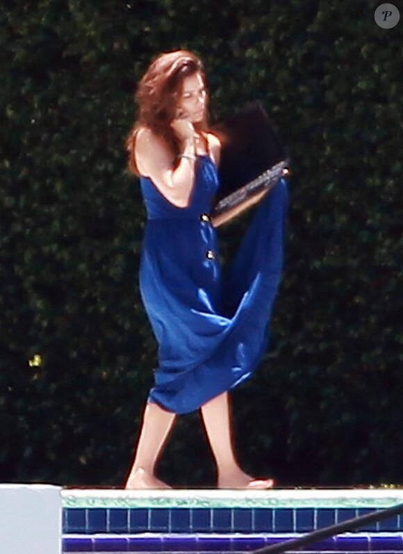 Tony Parker et Eva Longoria en amoureux à Miami le 20 mai 2010 : la belle Eva choisit de se détendre au bord de la piscine