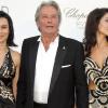 Alain Delon accompagné de Sophie Abdallah et de Sophia Marick lors du gala de l'amfAR le 20 mai 2010 à Antibes