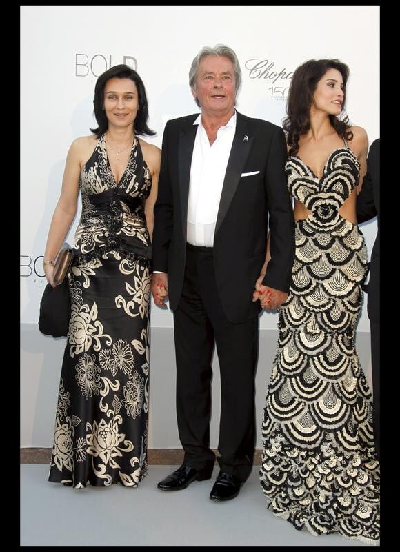 Alain Delon accompagné de Sophie Abdallah et de Sophia Marick lors du gala de l'amfAR le 20 mai 2010 à Antibes