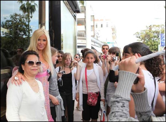 Angie dans la rue entourée de fan, à Cannes