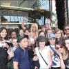 Angie dans la rue entourée de fan, à Cannes