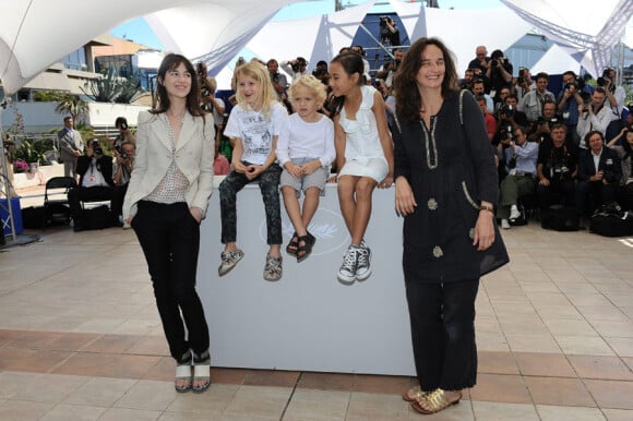 Julie Bertuccelli, Zoe Boe, Gabriel Gotting, Morgana Davies et Charlotte Gainsbourg, lors du photocall du film The Tree (L'Arbre) durant le festival de Cannes le 23 mai 2010