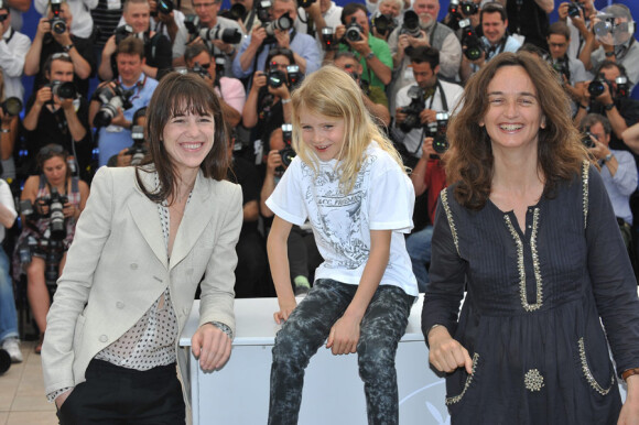 Julie Bertuccelli, Morgana Davis et Charlotte Gainsbourg, lors du photocall du film The Tree (L'Arbre) durant le festival de Cannes le 23 mai 2010