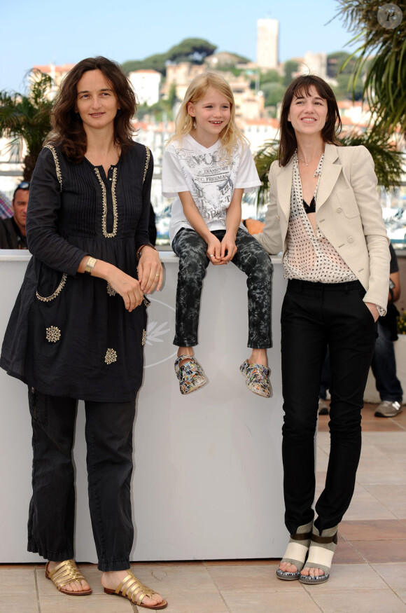 Julie Bertuccelli, Morgana Davis et Charlotte Gainsbourg, lors du photocall du film The Tree (L'Arbre) durant le festival de Cannes le 23 mai 2010