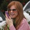 Isla Fisher, enceinte, brave la pluie dans les rues de Los Angeles