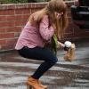 Isla Fisher, enceinte, brave la pluie dans les rues de Los Angeles