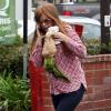Isla Fisher, enceinte, brave la pluie dans les rues de Los Angeles
