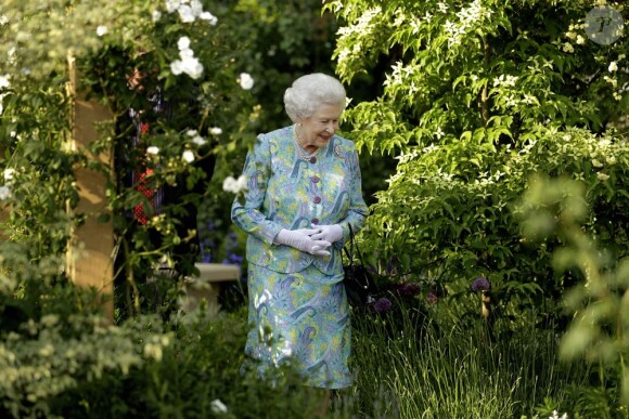 Le 24 mai 2010, quelques heures avant de procéder à la réouverture du Parlemeent, la reine Elizabeth II d'Angleterre apparaissait en toute simplicité à une exposition florale, à Chelsea
