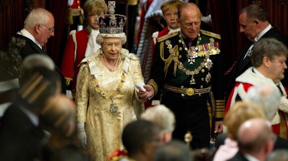 Regardez la reine Elizabeth II, dans la plus pure tradition, prononcer le "discours du trône" pour le renouveau !