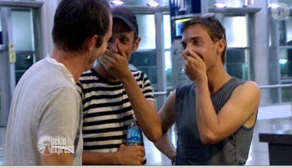 Stéphane apprend à Nicolas et Fabrice qu'ils restent dans le jeu ! (Pékin Express, 25 mai 2010)