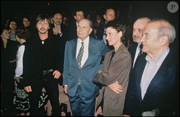 François Mitterrand entouré par Renaud, Miou-Miou, Claude Berri et Jean Carmet
