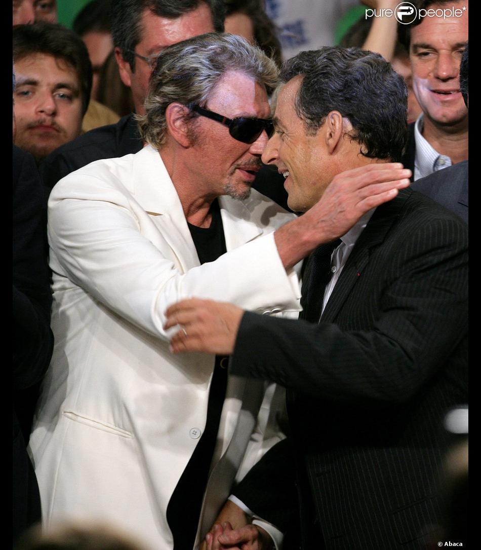 417938-nicolas-sarkozy-soutenu-par-johnny-lors-950x0-3.jpg