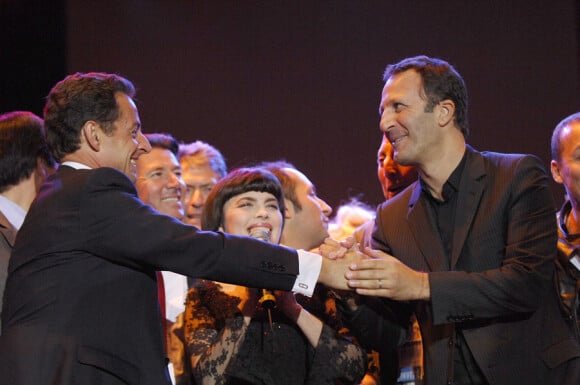 Nicolas Sarkozy etouré par Mireille Mathieu, Arthur et tous ses amis people
