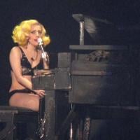 Lady Gaga craque en plein concert...