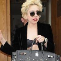 Lady Gaga, toujours perchée sur ses incroyables chaussures, aurait-elle craqué pour... une femme ?