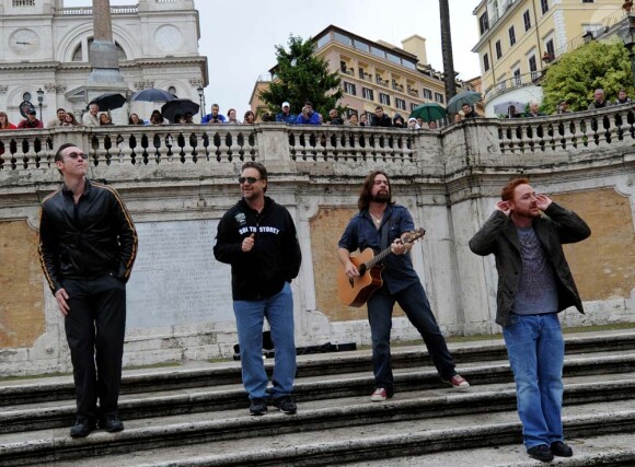 Russell Crowe et ses partenaires de Robin des Bois chantent dans les rues de Romes, mai 2010 !