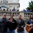 Russell Crowe et ses partenaires de  Robin des Bois  chantent dans les rues de Romes, mai 2010 !