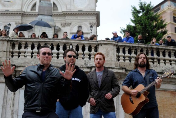 Russell Crowe et ses partenaires de Robin des Bois chantent dans les rues de Romes, mai 2010 !