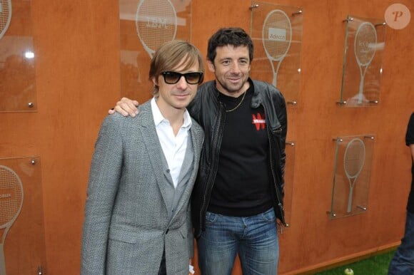 Martin Solveig et Patrick Bruel durant le tournoi des internationaux de Tennis de Roland-Garros le 1er juin 2010