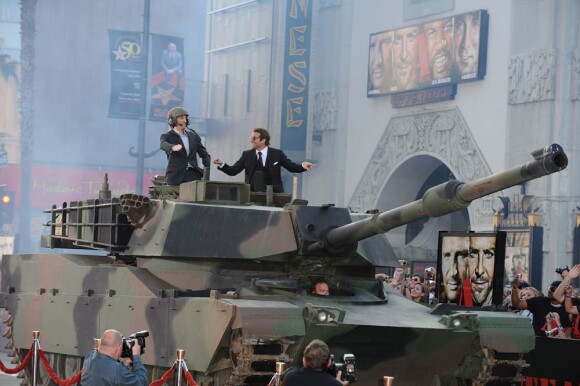 Bradley Cooper et Sharlto Copley arrivent en char d'assaut, à l'occasion de l'avant-première de L'agence tous risques, qui s'est tenue au Graumann's Chinese Theatre de Los Angeles, le 3 juin 2010.