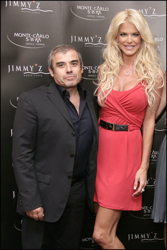 Victoria Silvstedt officialise avec son compagnon Maurice à Monte-Carlo lors des 40 ans du Jimmy'z et des 80 ans de Régine, le 4 juin 2010