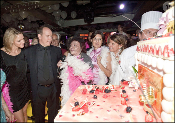 Victoria Silvstedt à Monte-Carlo pour fêter les 40 ans du Jimmy'z et les 80 ans de Régine, le 4 juin 2010
