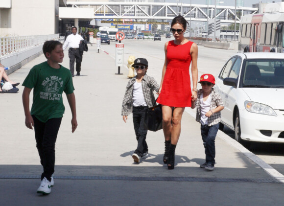 Victoria Beckham et ses fils à l'aéroport de Los Angeles, le 5 juin 2010