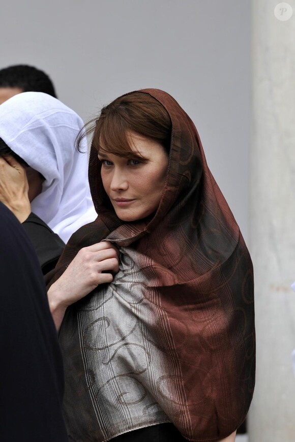 Carla Bruni, voilée, avant d'entrer dans une mosquée en Tunisie, en 2008