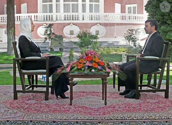 Laurence Ferrari face au président iranien Mahmoud Ahmadinejad à Téhéran lors d'un entretien exclusif.